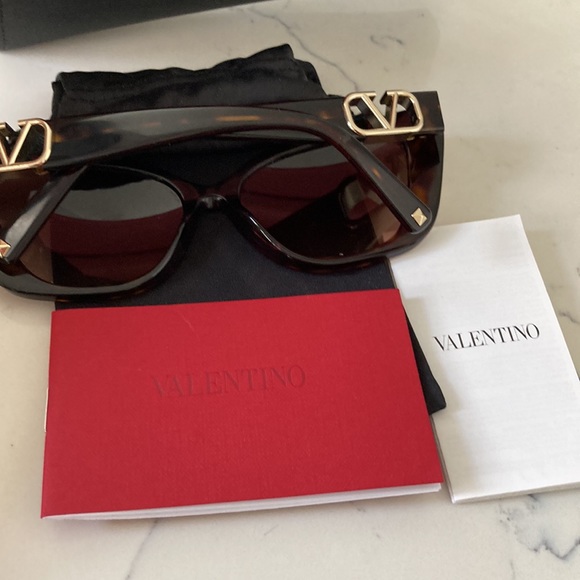BN VALENTINO SUNGLASSES. - Picture 4 of 9
